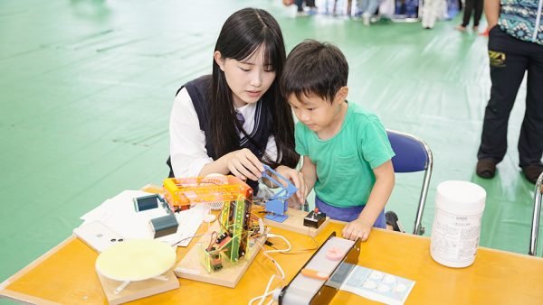 尼崎双星高校の生徒と「尼崎市民まつり」でロボット体験会